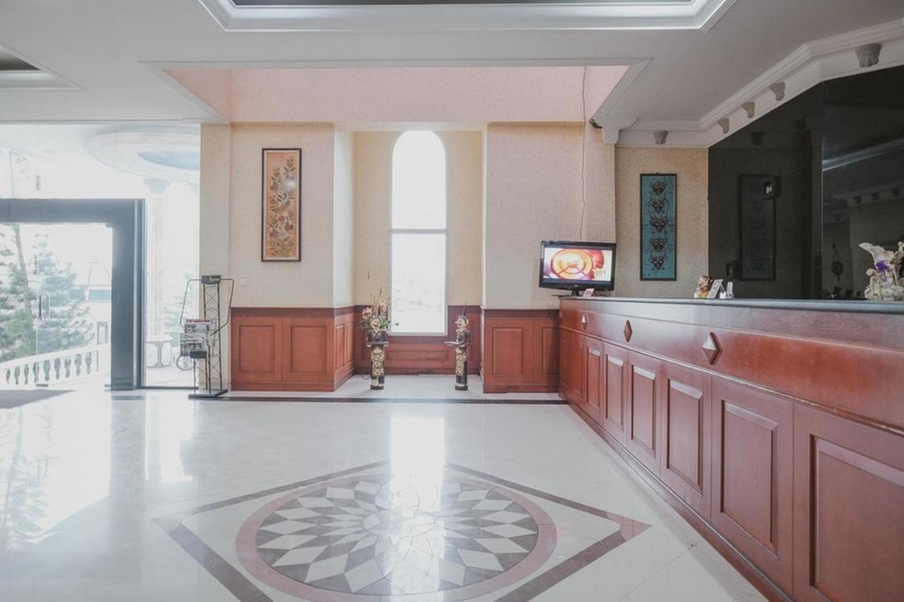 RedDoorz Premium @ Jalan Pal 10 Jambi Hotel Bagian luar foto