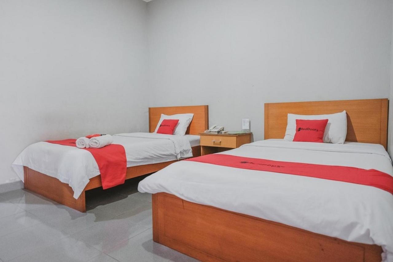 RedDoorz Premium @ Jalan Pal 10 Jambi Hotel Bagian luar foto
