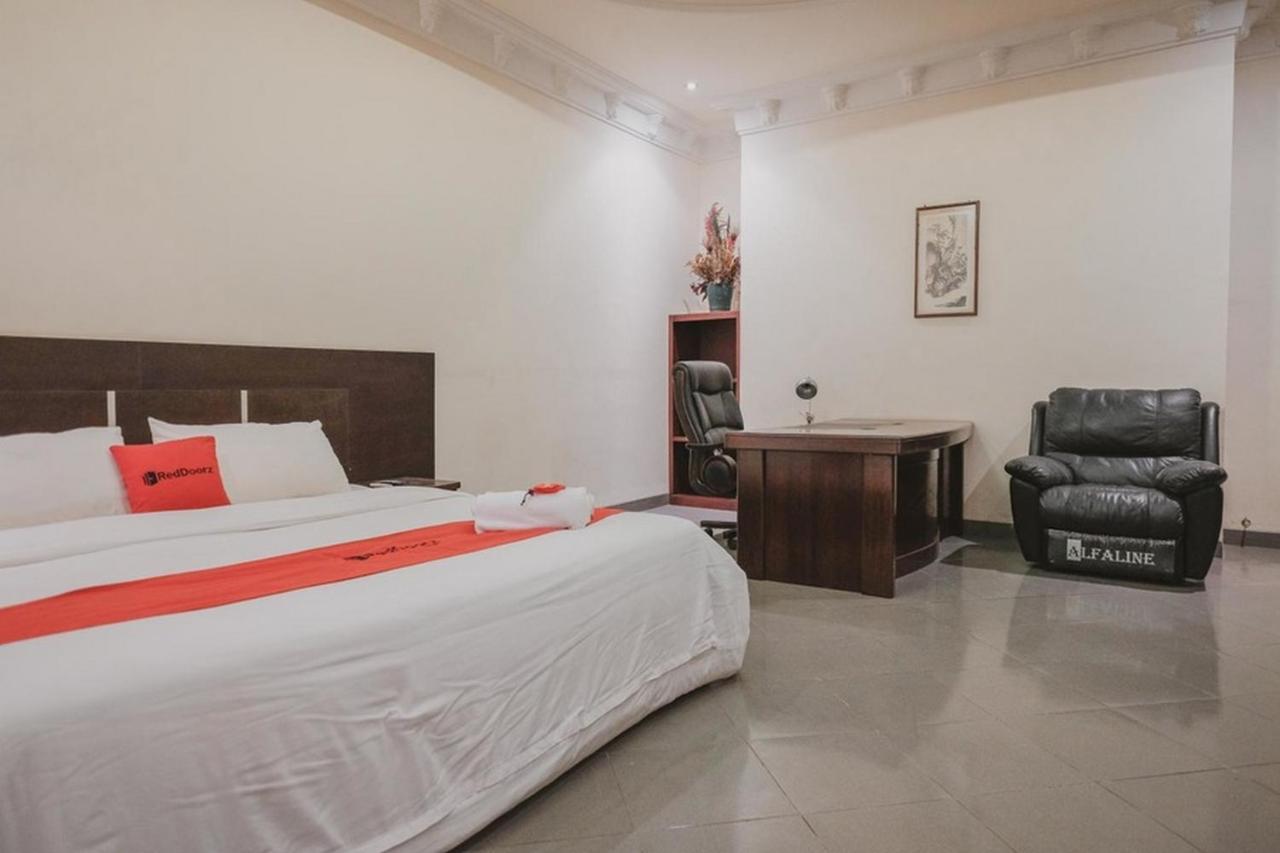 RedDoorz Premium @ Jalan Pal 10 Jambi Hotel Bagian luar foto