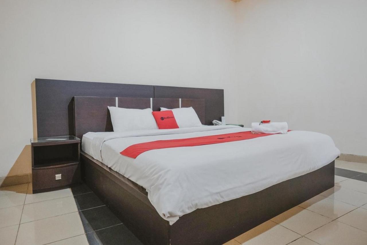 RedDoorz Premium @ Jalan Pal 10 Jambi Hotel Bagian luar foto